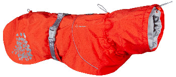 Hurtta Monsoon Coat Rosehip - Studioaufnahme, wasserdichter Hundemantel, Outlet bei AmbraPet